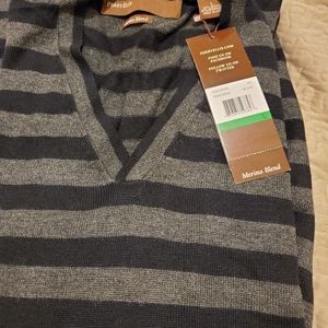 New Men's Sweater, size L